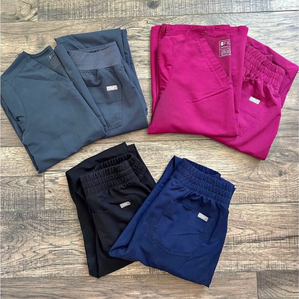 Figs 2 sets and 2 bottoms. The bottoms are petite small in jogger shape